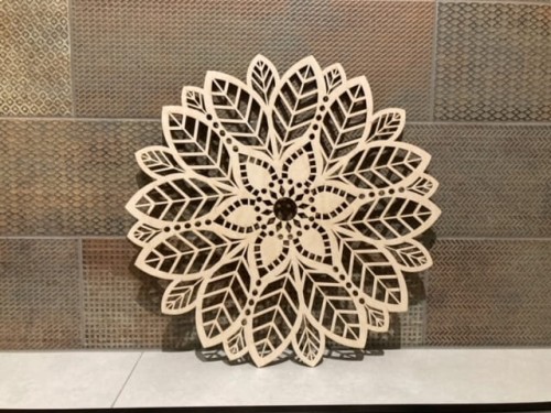 DREWNIANA-OZDOBA-NA-SCIANE-MANDALA-PIORA-38-CM.jpg