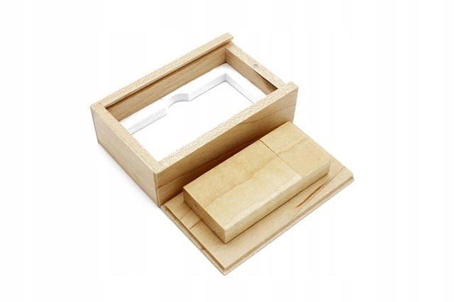 PENDRIVE-Drewniany-w-pudelku-32Gb-3-0-z-grawerem-Marka-inna.jpg
