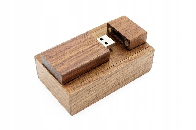 Personalizowany pendrive ślubny orzech